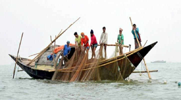 সাগরে মাছের নৌকা ও ট্রলারকে সাবধানতার পরামর্শ
